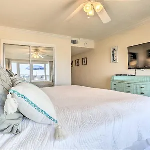 https://renovated-kid-friendly-condo-beachfront-poolside.hotels-destin.com